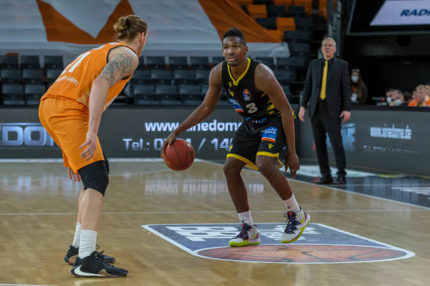 更是对他影 更是对他影